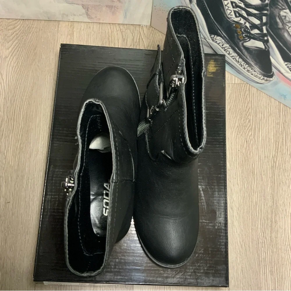 New Soda Modern Chic Low Heel Fashion Ankle Boot - Women’s Size 6, 6.5 - Picture 7 of 10